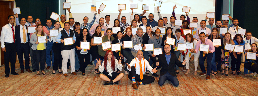 Participantes de SQI muestran sus diplomas al finalizar una formación